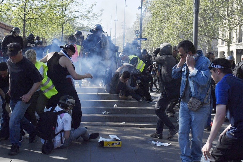 Pengunjuk rasa dari gerakan Gilets Jaunes atau Rompi Kuning bentrok dengan polisi Prancis pada aksi ke-23 di Paris, Prancis, Sabtu (20/4). 