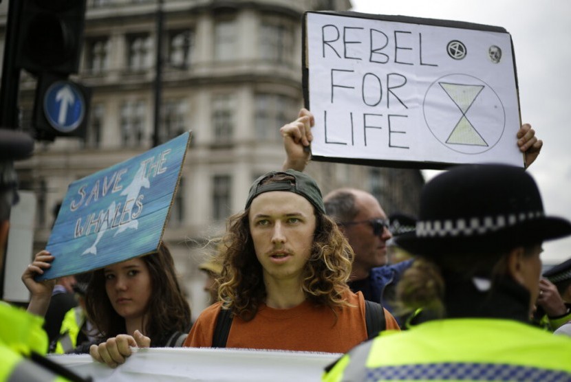 Pengunjuk rasa dari kelompok Extinction Rebellion memblokir jalan di sekitar Parliament Square di London, Rabu (24/4). Mereka memprotes kebijakan pemerintah tentang perubahan iklim.