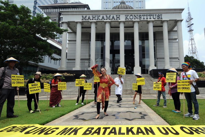 Pengunjuk rasa dari Koalisi Kebebasan Berserikat (KKB) menggelar aksi damai di depan gedung Mahkamah Konstitusi (MK), Jakarta, Senin (17/3). (Republika/Aditya Pradana Putra)