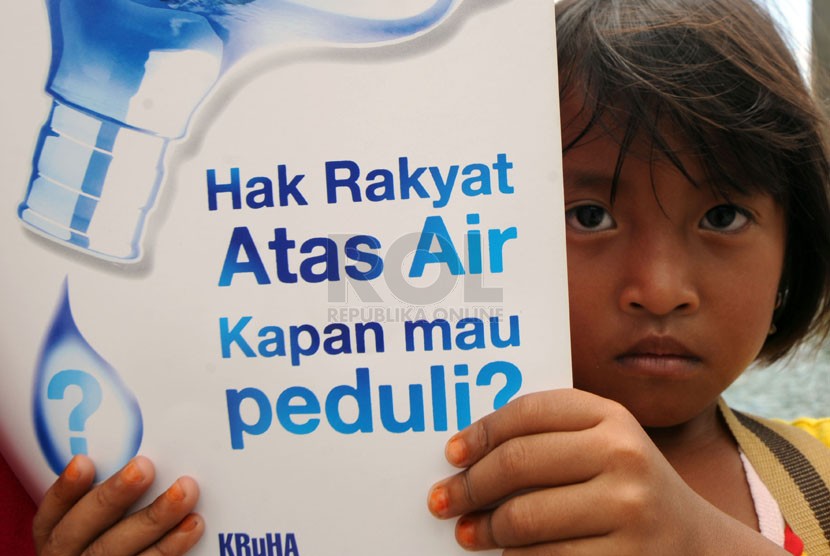  Pengunjuk rasa dari Koalisi Rakyat Untuk Hak Atas Air (Kruha) beraksi teatrikal dalam rangka Hari Air Sedunia di Bundaran HI, Jakarta, Sabtu (22/3). ( Republika/Aditya Pradana Putra)