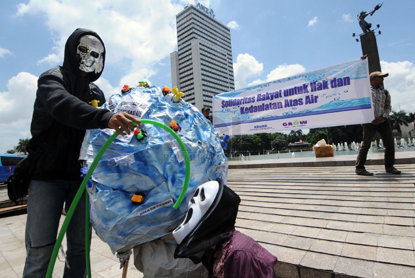 Pengunjuk rasa dari Koalisi Rakyat Untuk Hak Atas Air (Kruha) beraksi teatrikal dalam rangka Hari Air Sedunia di Bundaran HI, Jakarta, Sabtu (22/3). ( Republika/Aditya Pradana Putra)