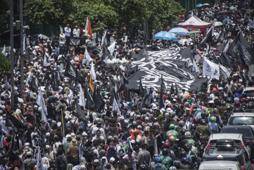 Protesters from a number of Islamic mass organizations took action in front of the DPR / MPR building, Jakarta, Tuesday (Oct 24). The action was to reject Lieu of Law (Perppu) No. 2/2017 on Mass Organizations (Ormas) to be passed into law. 