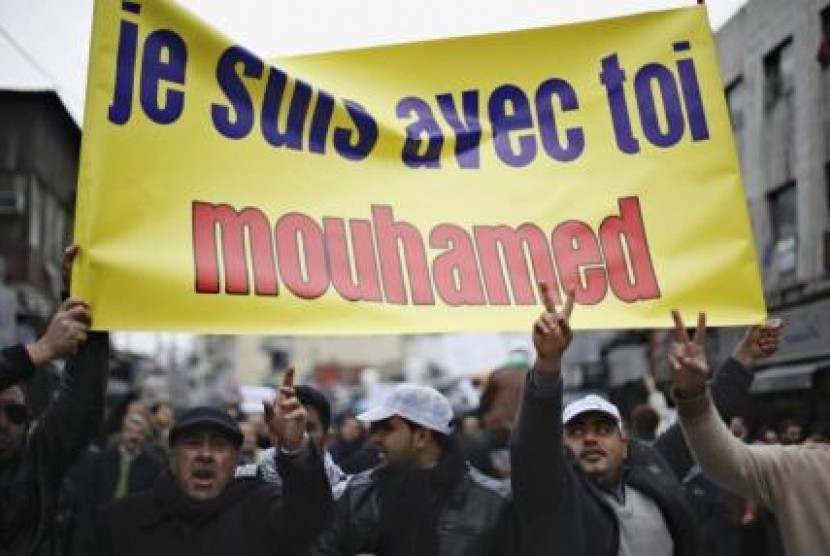 Pengunjuk rasa di Amman, menunjukkan dukungannya terhadap Nabi Muhammad menyusul penerbitan edisi terbaru Charlie Hebdo yang memuat kartun Nabi Muhammad.