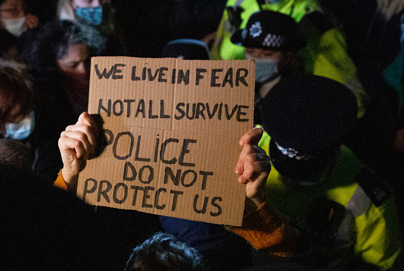 Pengunjuk rasa di dekat Clapham Common London, mengangkat poster mempertanyakan tugas polisi sebagai pelindung. Aksi digelar menyusul kasus penculikan dan pembunuhan perempuan 33 tahun Sarah Everard yang pelakunya diduga seorang polisi setempat.