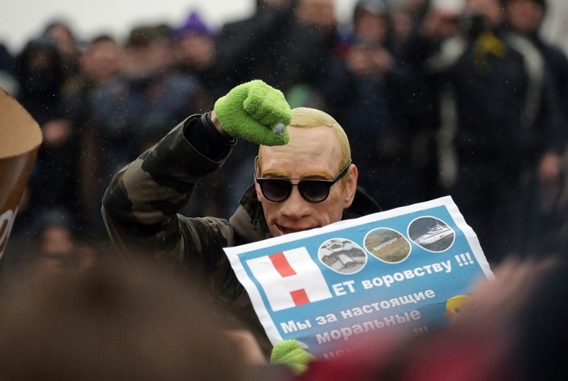 Pengunjuk rasa di St Petersburg, Rusia, Sabtu (7/10) yang memprotes Presiden Vladimir Putin.