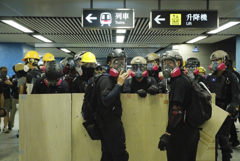 Pengunjuk rasa di stasiun kereta bawah tanah menuju kantor polisi di Hong Kong, Ahad (4/8). 
