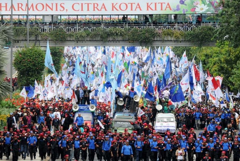 Pengunjuk rasa gabungan dari berbagai serikat dan federasi buruh se-Jabodetabek dan Jawa Barat beraksi unjuk rasa dalam rangka Hari Buruh Sedunia (May Day) di Jalan MH Thamrin, Jakarta, Selasa (1/5).  (Aditya Pradana Putra/Republika)