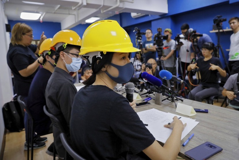 Pengunjuk rasa Hong Kong (dari kanan) Mary Tsang, Linus Kim, dan Jerry Chan mendengarkan pertanyaan jurnalis dalam konferensi pers di Hong Kong, Selasa (6/8).