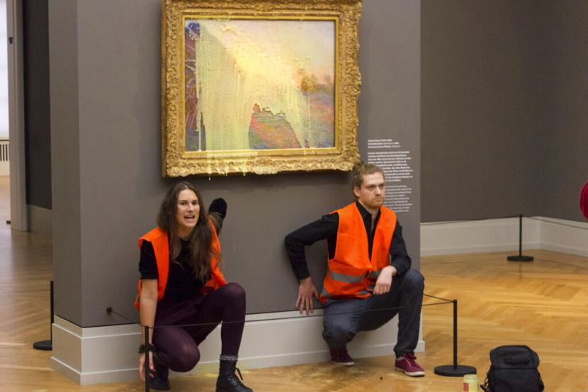 Pengunjuk rasa iklim Generasi Terakhir setelah melempar kentang tumbuk ke lukisan Claude Monet 