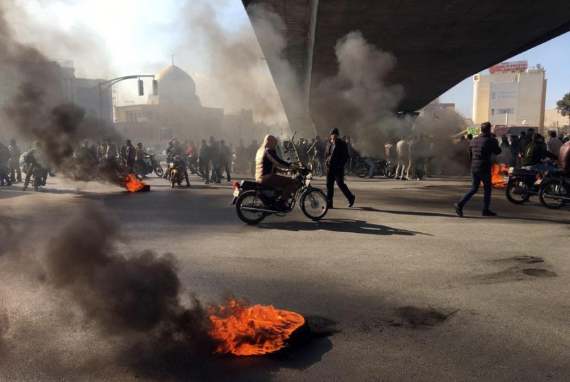 Pengunjuk rasa Iran memblokir jalan raya menyusul kenaikan harga bahan bakar di Isfahan, Iran.