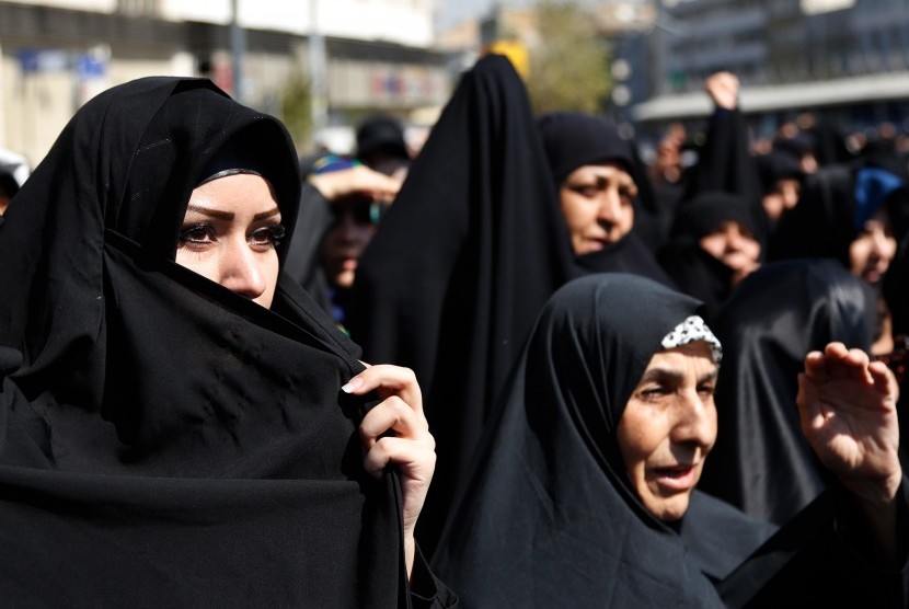 Pengunjuk rasa Iran mengutuk Arab Saudi atas kematian jamaah haji selama protes di Teheran, Iran, 25 September 2015.