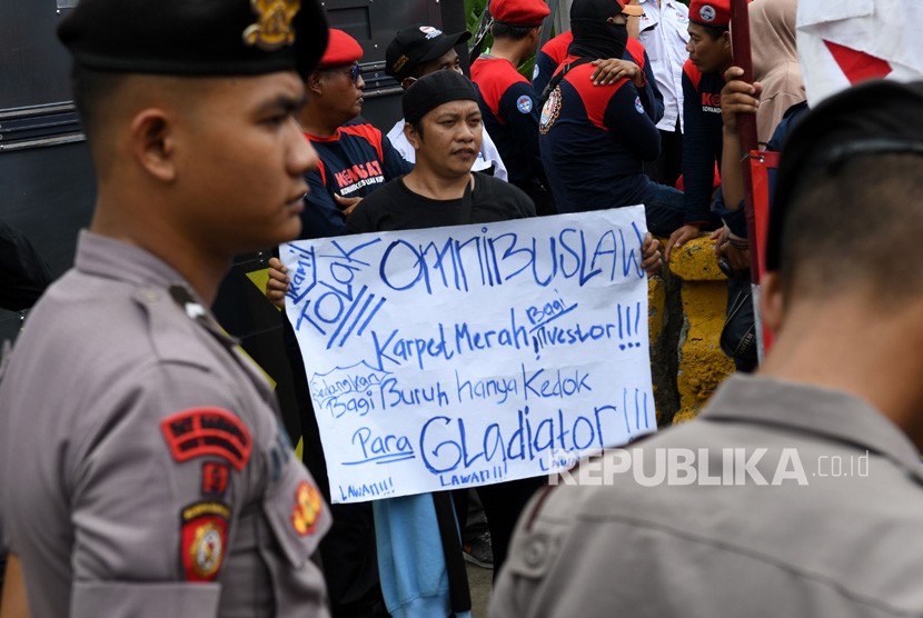 Pengunjuk rasa melakukan aksi damai menolak Omnibus Law
