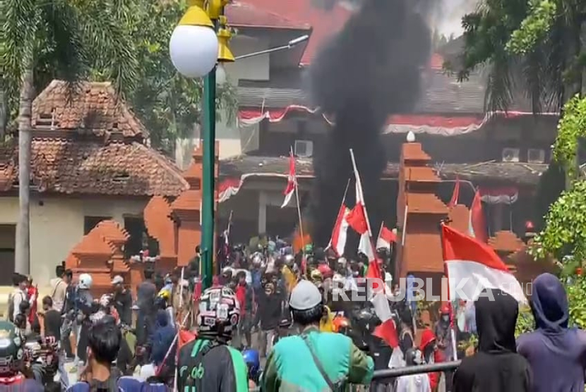 Massa Aksi Berubah Anarkis, Gedung DPRD Cirebon Dibakar