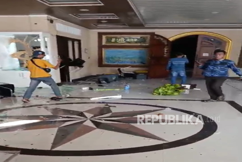 Pengunjuk rasa melakukan pengrusakan terhadap Gedung DPRD Kota Cirebon, Sabtu (30/8/2025). 