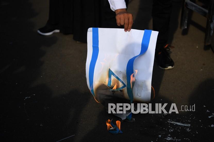 Ilustrasi pembakaran bendera Israel. Atlet catur Lebanon menolak bertanding dengan rivalnya dari Israel. 