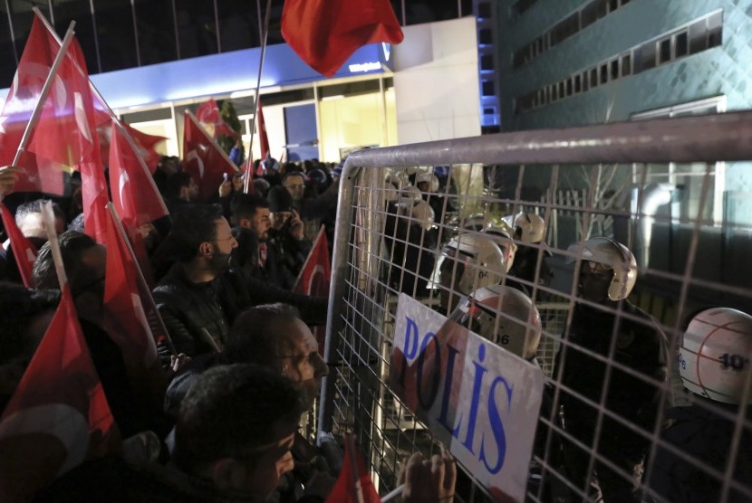 Pengunjuk rasa membawa bendera Turki di luar Kedutaan Belanda di Ankara, Turki, (12/3), menyusul meningkatnya ketegangan antara Turki-Belanda.