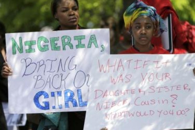 Pengunjuk rasa membawa poster di Washington DC, AS, menunjukkan dukungan agar penculikan perempuan di Nigeria segera dituntaskan.