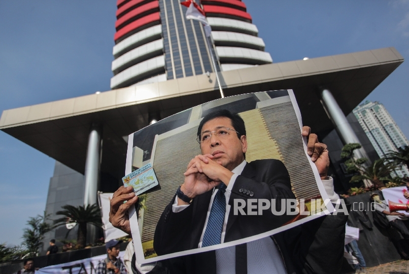 Pengunjuk rasa membawa poster Ketua DPR Setya Novanto saat aksi di depan gedung KPK, Jakarta, Kamis (7/9). 