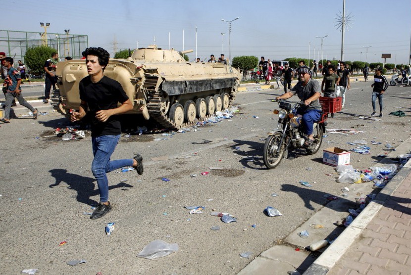 Pengunjuk rasa memblokir pelabuhan Umm Qasr ketika pasukan keamanan mencoba membuka kembali terminal minyak di Teluk Persia, Irak, Selasa (5/11).