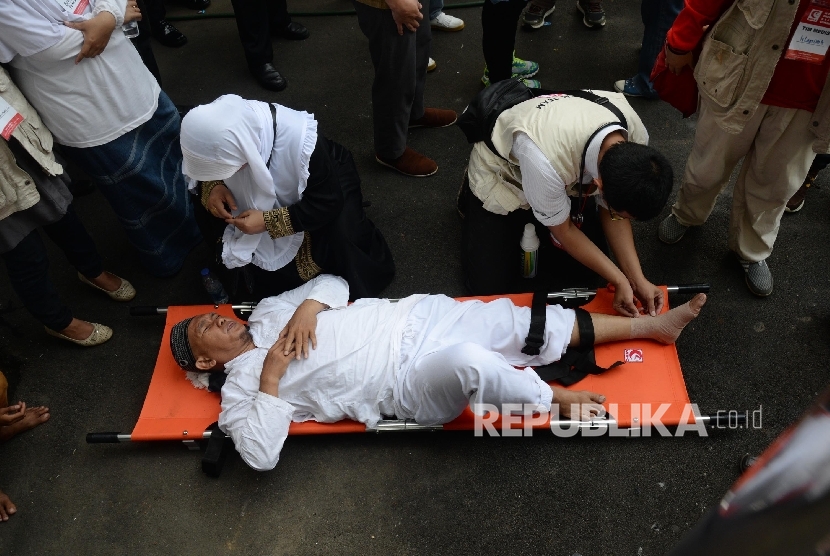 Pengunjuk rasa mendapat pertolongan kesehatan saat unjuk rasa di depan Istana Merdeka di Jakarta, Jumat (4/11).