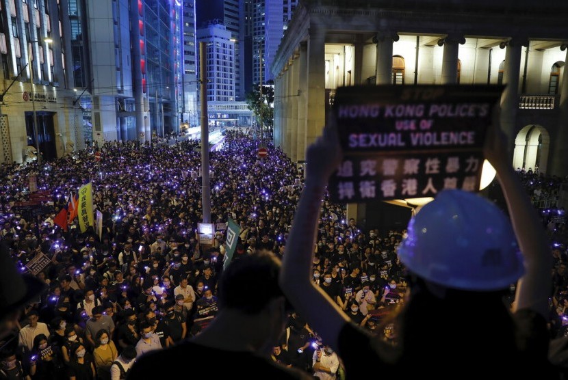Pengunjuk rasa menentang kekerasan seksual yang dilakukan polisi Hong Kong di Chater Garden, Rabu (28/8).