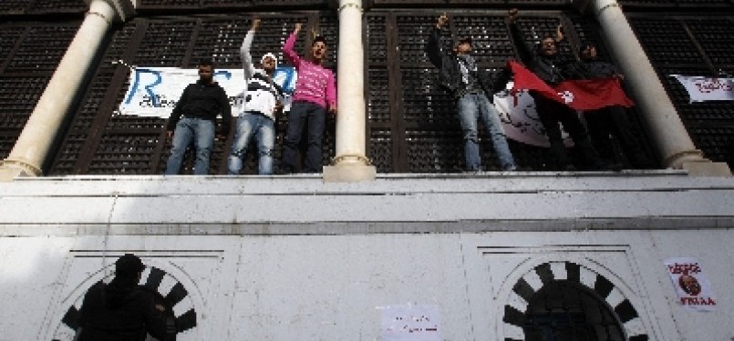 Pengunjuk rasa meneriakkan slogan anti Ben Ali dalam revolusi Tunisia beberapa waktu lalu.