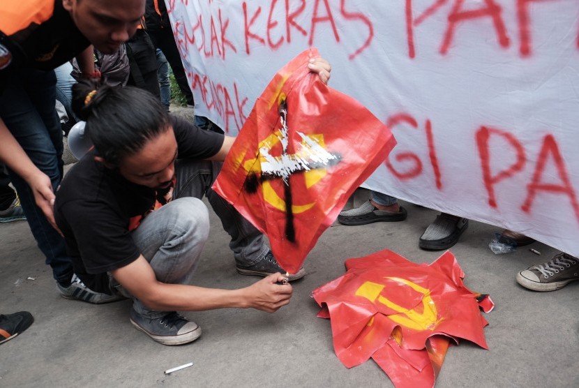Pengunjuk rasa mengatasnamakan Satuan Pelajar dan Mahasiswa Pemuda Pancasila (SAPMA PP) membakar poster bergambar palu arit ketika menggelar aksi tolak paham komunis, di depan gedung DPRD Medan, Sumatera Utara, Rabu (18/5). 