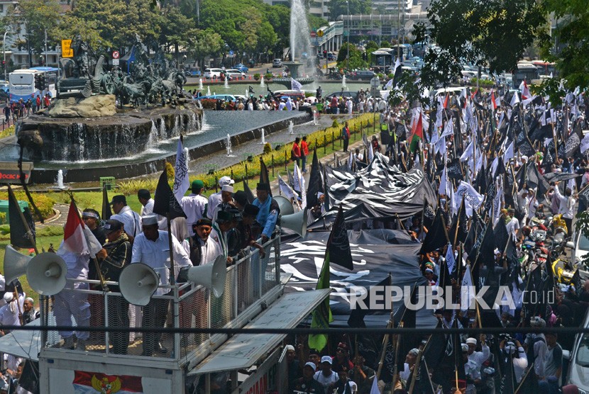 Pengunjuk rasa mengikuti Aksi Bela Tauhid di depan Gedung Kantor Kemenko Polhukam, Jakarta, Jumat (26/10/2018).