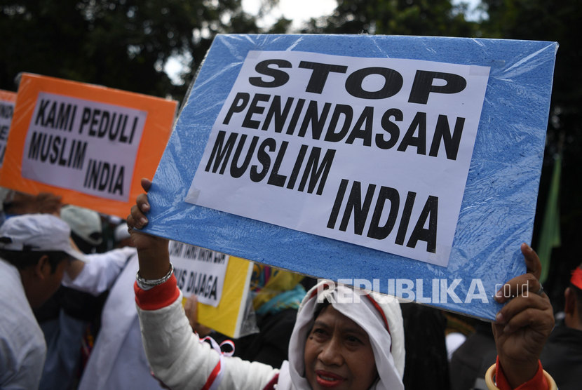 Pengunjuk rasa mengikuti aksi di depan Kedubes India, Jakarta, Jumat (6/3/2020).