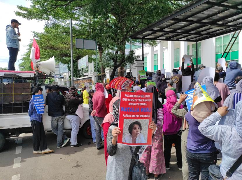 Pengunjuk rasa mengungkapkan kekesalannya di area Pengadilan Negeri Jakarta Barat