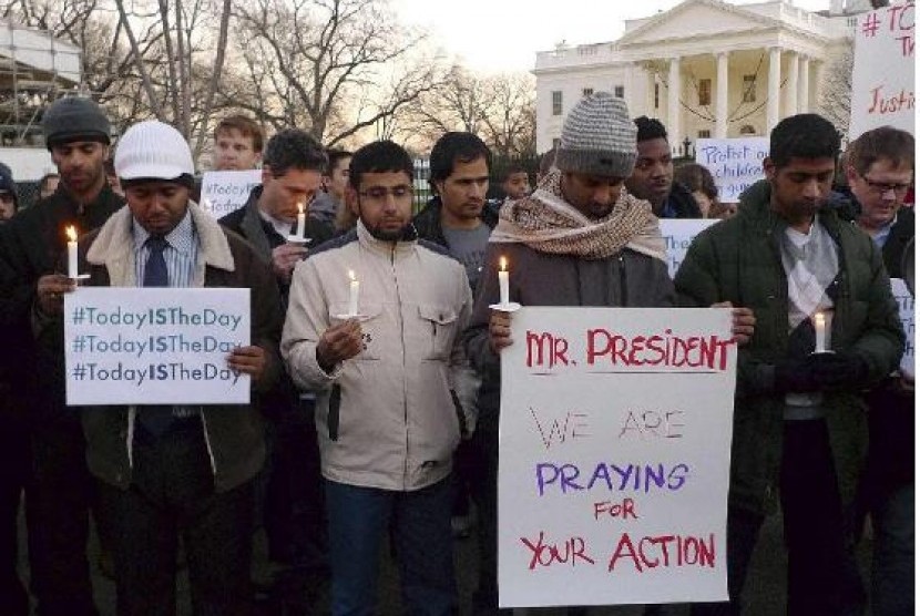 Pengunjuk rasa menuntut pengontrolan senjata api di depan Gedung Putih, Washington DC, AS, Jumat (14/12) waktu setempat.