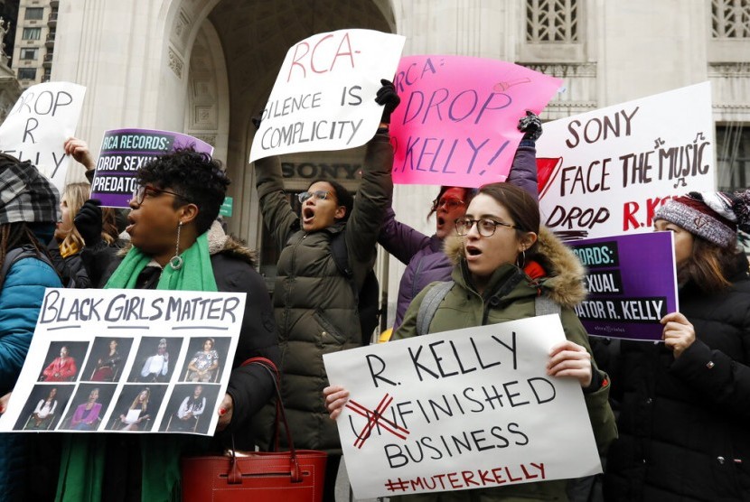 Pengunjuk rasa menuntut Sony Music tidak bekerja sama lagi dengan R Kelly. Rabu (16/1) waktu AS. Kelly terlilit kasus dugaan pelecehan seksual.