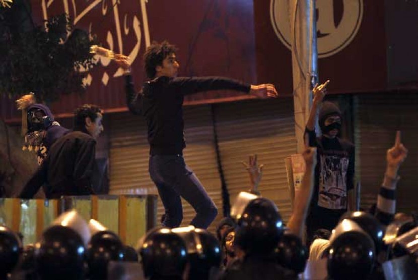 Pengunjuk rasa penentang presiden Mursi melembar bom molotov ke arah para pendukung Mursi.