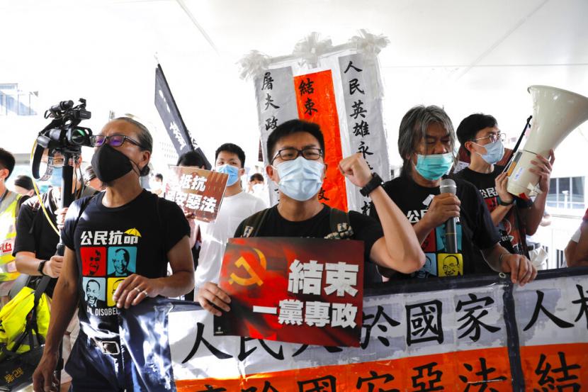Pengunjuk rasa pro-demokrasi mengusung slogan Stop One Party Rolling ketika berunjuk rasa di Hong Kong, Rabu (1/7). Hong Kong memasuki 23 tahun penyerahannya kembali ke China sejak 1997. Kini China memberlakukan UU Keamanan Nasional yang menekan bagi aksi protes di Hong Kong. 