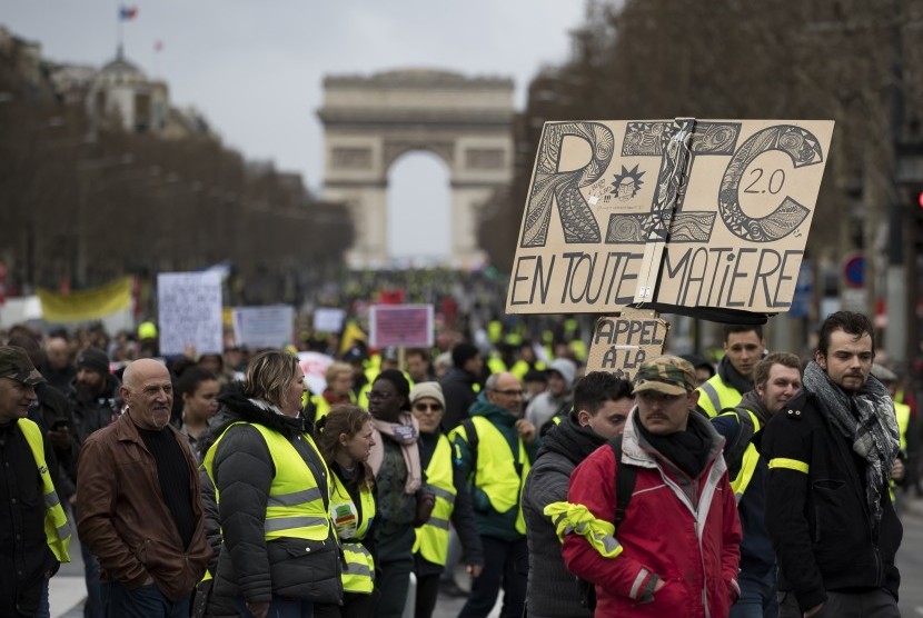 Para pengunjuk rasa turun ke jalan ibu kota Prancis, Paris pada Sabtu (19/11/2022) waktu setempat. Mereka menandai peringatan empat tahun demonstrasi rompi kuning di seluruh Prancis.
