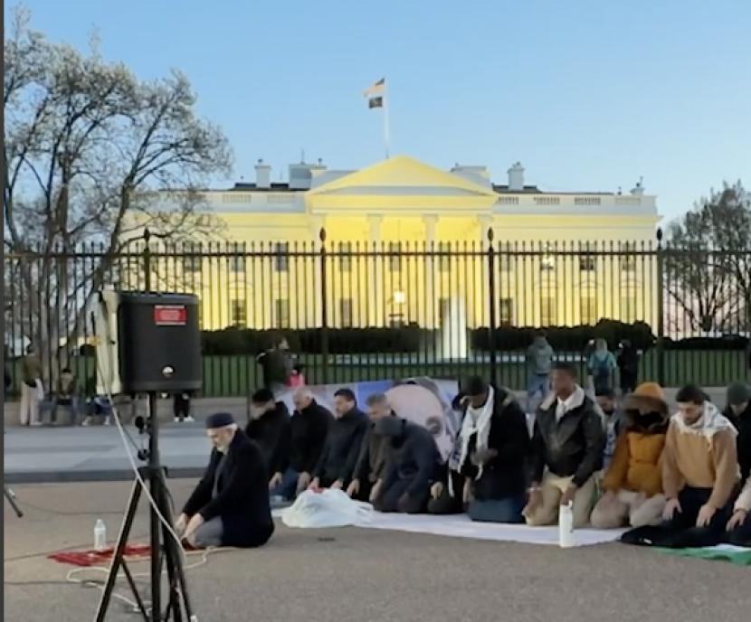 Pengunjuk rasa salat berjamaah di depan Gedung Putih dalam aksi buka puasa sambil berdemo pada Senin (11/3).