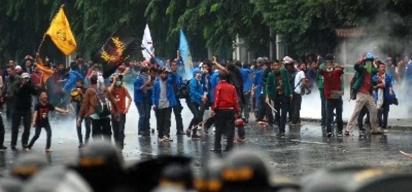 Pengunjuk rasa terlibat aksi bentrok dengan aparat kemananan saat berunjuk rasa menolak kenaikan harga BBM di depan stasiun Gambir, Jakarta, Selasa (27/3). 