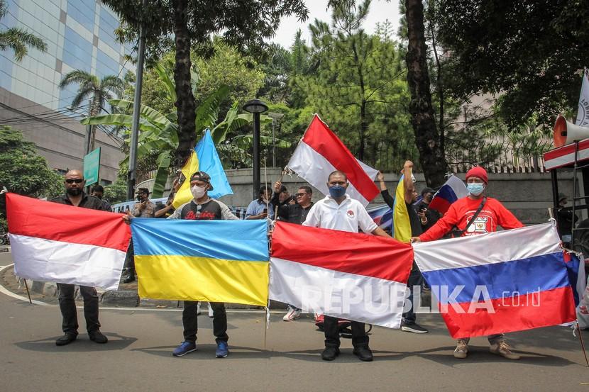 Pengunjuk rasa yang tergabung dalam Aliansi Masyarakat Cinta Damai melakukan aksi damai di depan Kedutaan Besar Rusia di Jakarta, Kamis (10/3/2022). Dalam aksi tersebut mereka menyerukan untuk menghentikan perang antara Rusia dan Ukraina serta mewujudkan perdamaian. 