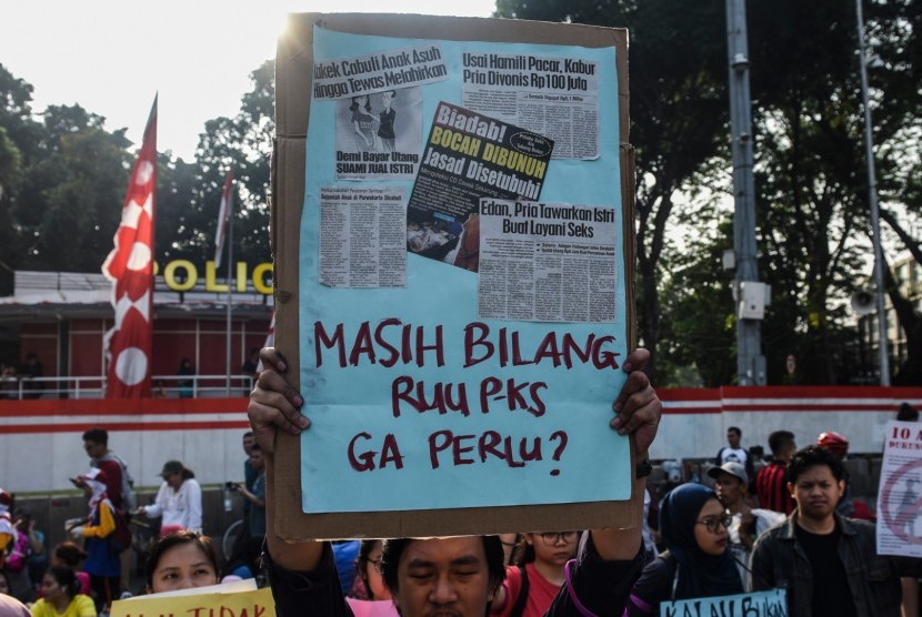 Pengunjuk rasa yang tergabung dalam Gerakan Masyarakat Sahkan RUU Penghapusan Kekerasan Seksual (GEMAS Sahkan RUU P-KS ) melakukan aksi saat Hari Bebas Berkendaraan di kawasan Bundaran HI, Jakarta, Ahad (28/7/2019).