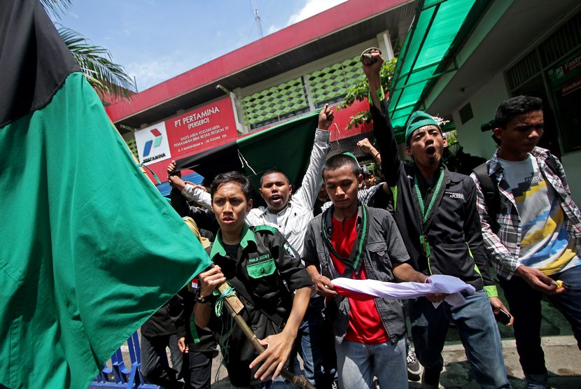  Pengunjuk rasa yang tergabung dalam Himpunan Mahasiswa Islam (HMI) Yogyakarta, melakukan aksi di depan kantor PT. Pertamina, Jl. Mangkubumi, Yogyakarta, Senin (17/11). (Antara/Noveradika)