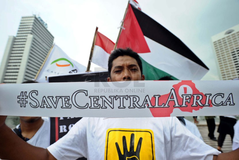   Pengunjuk rasa yang tergabung dalam Komunitas Kemanusiaan Peduli Mesir melakukan aksi damai di Bundaran HI, Jakarta, Jumat (28/3). (Republika/Tahta Aidilla)