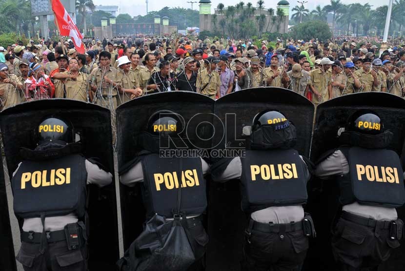  Pengunjuk rasa yang tergabung dalam Persatuan Perangkat Desa Indonesia (PPDI) dan Aliansi Desa Indonesia (ADI) menggelar aksi unjuk rasa di depan gedung Parlemen, Jakarta, Jumat (14/12).   (Republika/ Tahta Aidilla)