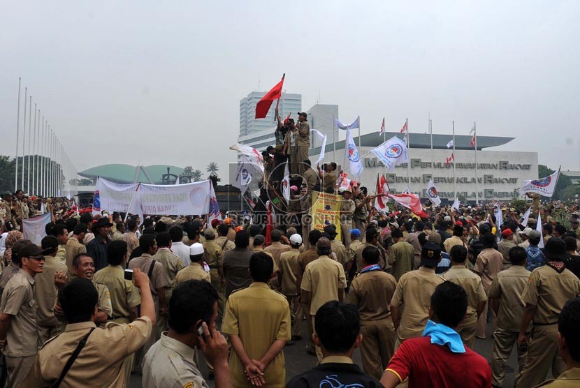  Pengunjuk rasa yang tergabung dalam Persatuan Perangkat Desa Indonesia (PPDI) dan Aliansi Desa Indonesia (ADI) menggelar aksi unjuk rasa di depan gedung Parlemen, Jakarta, Jumat (14/12).   (Republika/ Tahta Aidilla)