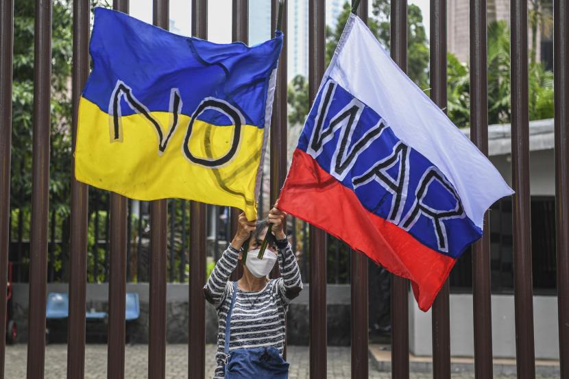 Pengunjuk rasa yang tergabung dalam Solidaritas untuk Rakyat Ukraina melakukan aksi damai di depan Kedutaan Besar Rusia di Jakarta, Jumat (4/3/2022). Dalam aksinya tersebut mereka menyerukan untuk menyetop operasi militer Rusia terhadap Ukraina dan diwujudkannya perdamaian.
