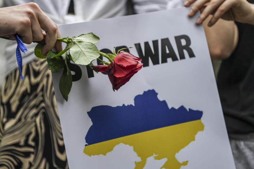 Pengunjuk rasa yang tergabung dalam Solidaritas untuk Rakyat Ukraina 