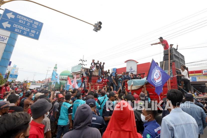 Pengunjuk rasa yang tergabung dalam sopir logistik Indonesiamelakukan unjuk rasa. Unjuk rasa para sopir yang menyampaikan aspirasi terkait penerapan kebijakan zero ODOL (Over Dimensi Over Load).