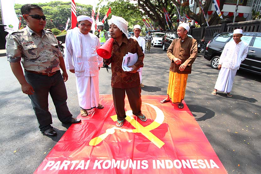 Pengunjukrasa Gerakan Bela Negara (GBN) berunjukrasa menolak rekonsiliasi pemerintah dengan keluarga anggota PKI di depan Balaikota, Malang, Jawa Timur, Senin (17/8).