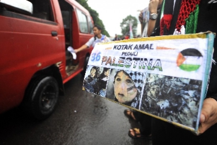 Pengunjukrasa yang tergabung dalam Komite Nasional untuk Rakyat Palestina (KNRP) berunjukrasa di depan Monumen Mandala Makassar, Sulawesi Selatan, Sabtu (14/2).