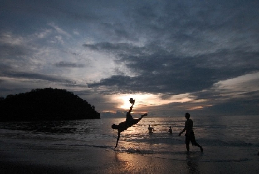 Pengunjung aksi bermain di Pantai Padang, Sumatera Barat