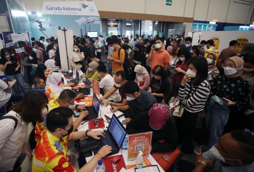 Pengunjung antre untuk mendapatkan promo tiket pesawat murah di acara Garuda Indonesia Travel Fair (GATF) 2022 yang didukung oleh Livin